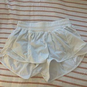 White lululemon hotty hot shorts brand new size 4